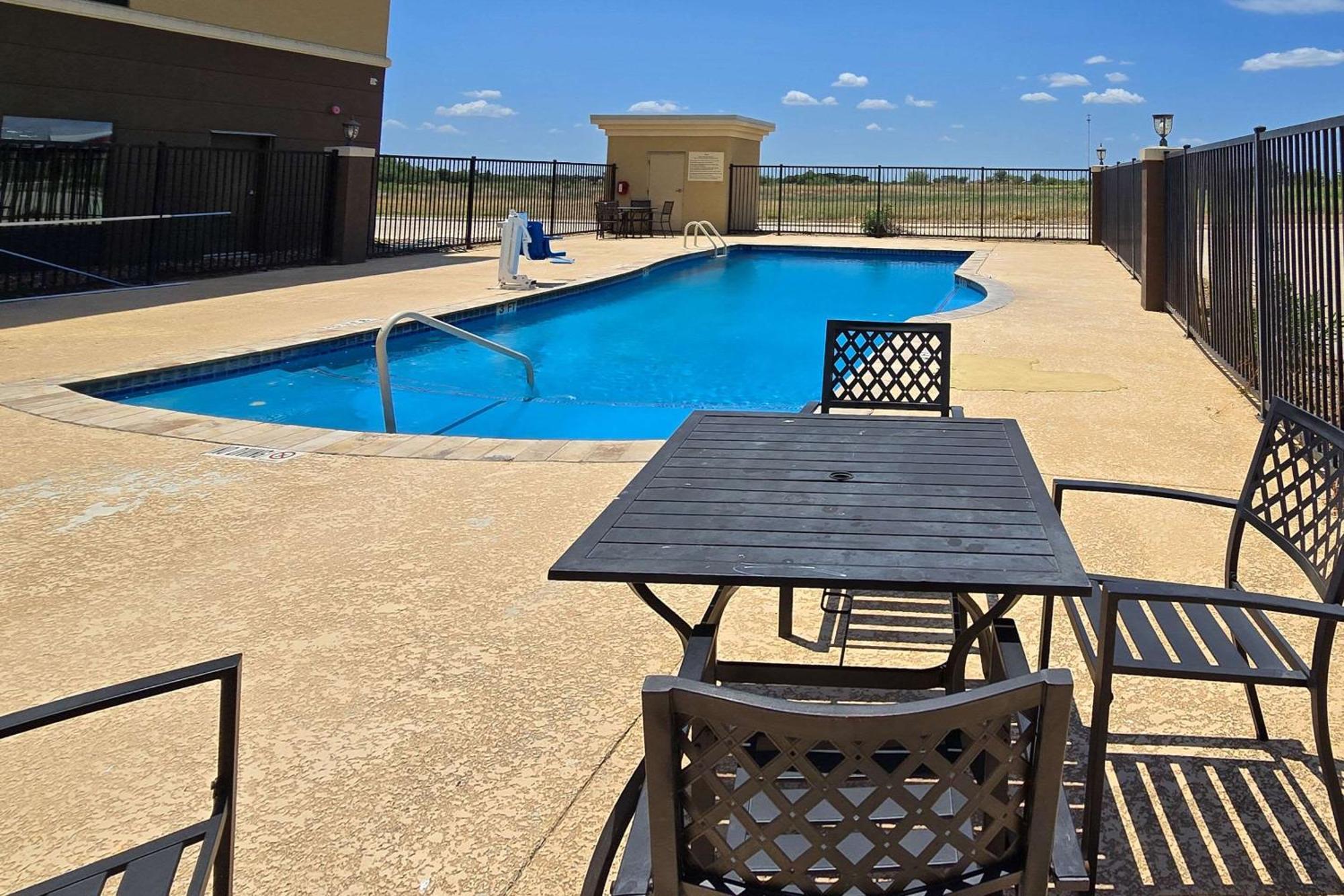 Quality Inn & Suites Pearsall Eksteriør billede
