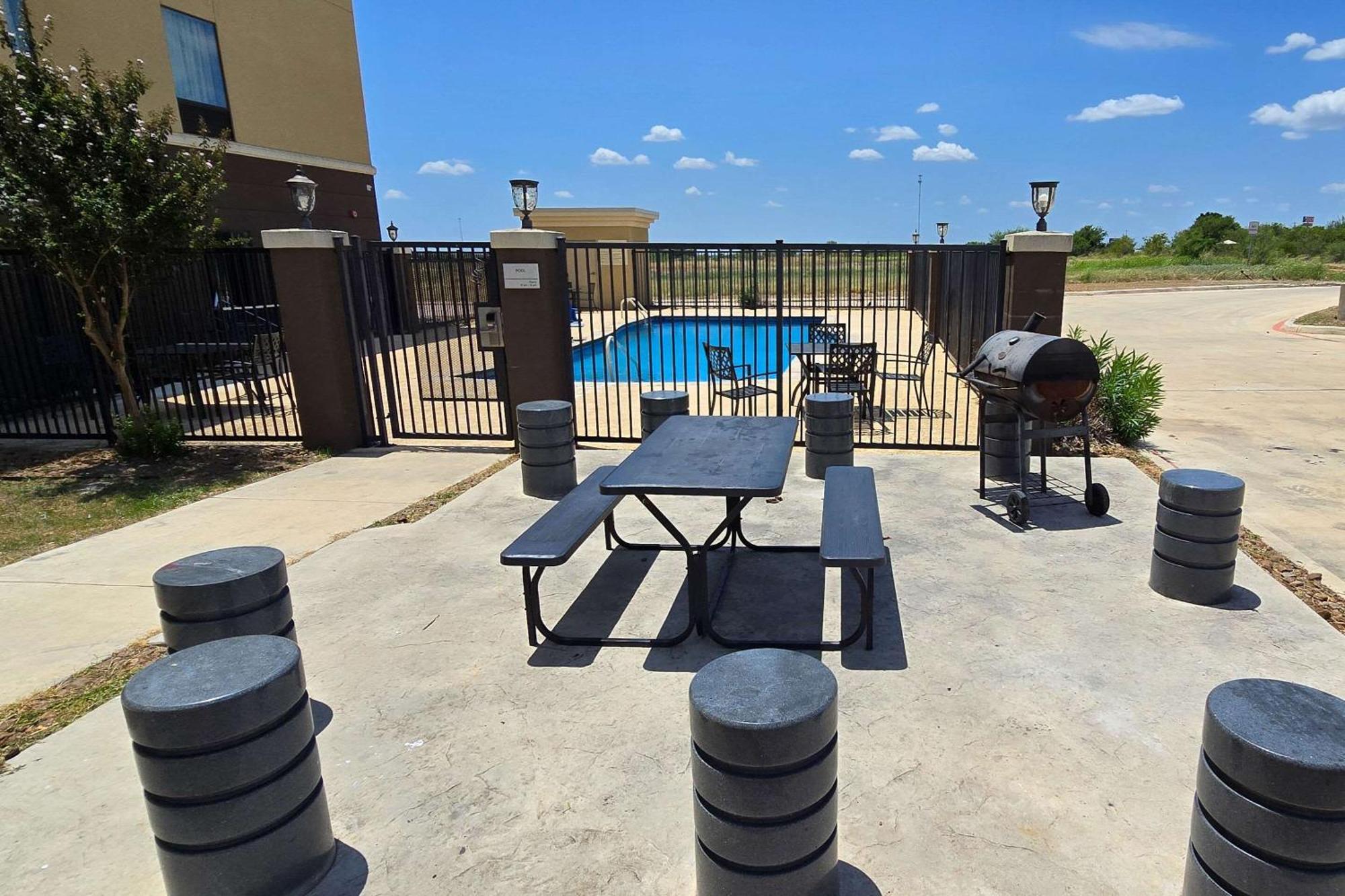 Quality Inn & Suites Pearsall Eksteriør billede